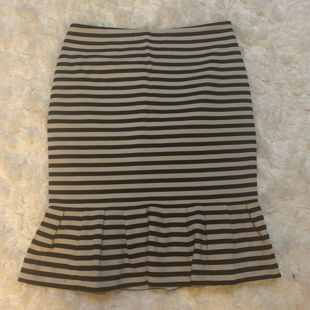❤️ WHBM black & tan trumpet skirt